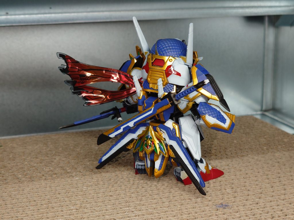 背面の色分けがほんとにしんどい。それぞれ１パーツなので、マスキングが嫌になり、途中から筆塗り。つや消し黒→ガンダムホワイト→スターブライトゴールド　ここまでエアブラシ赤、青はシタデルカラーで筆塗り