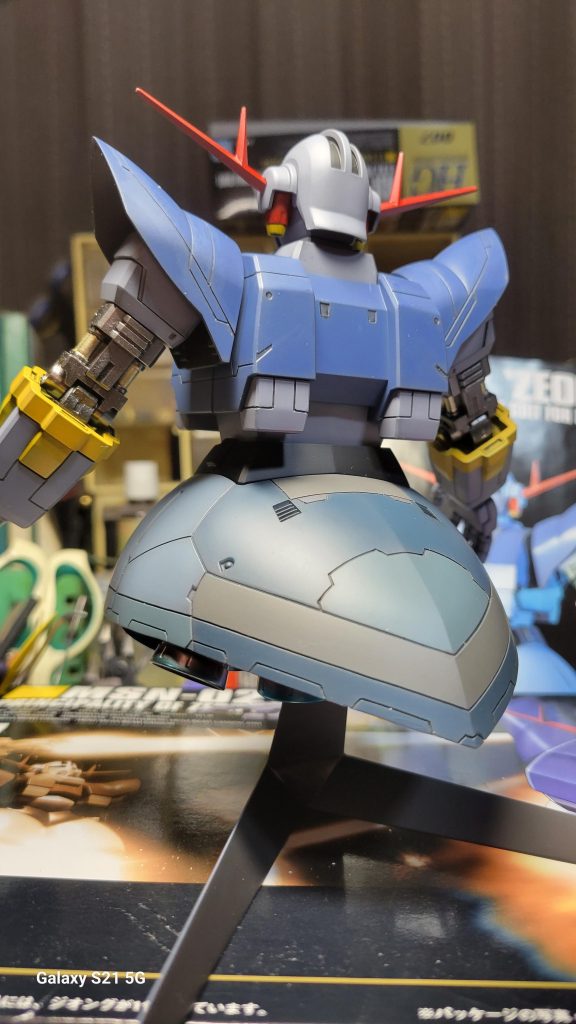 背面を見せたり～