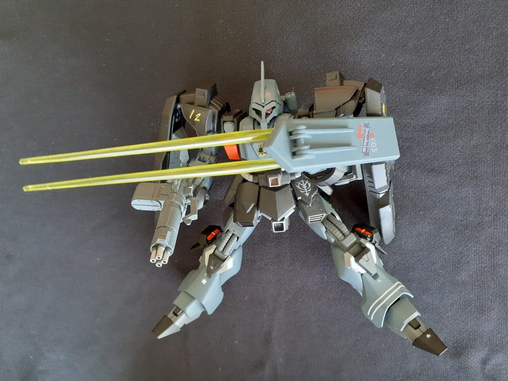 シールドのビームガンはビーム刃発生可能。ヅダ由来のピックもあります。