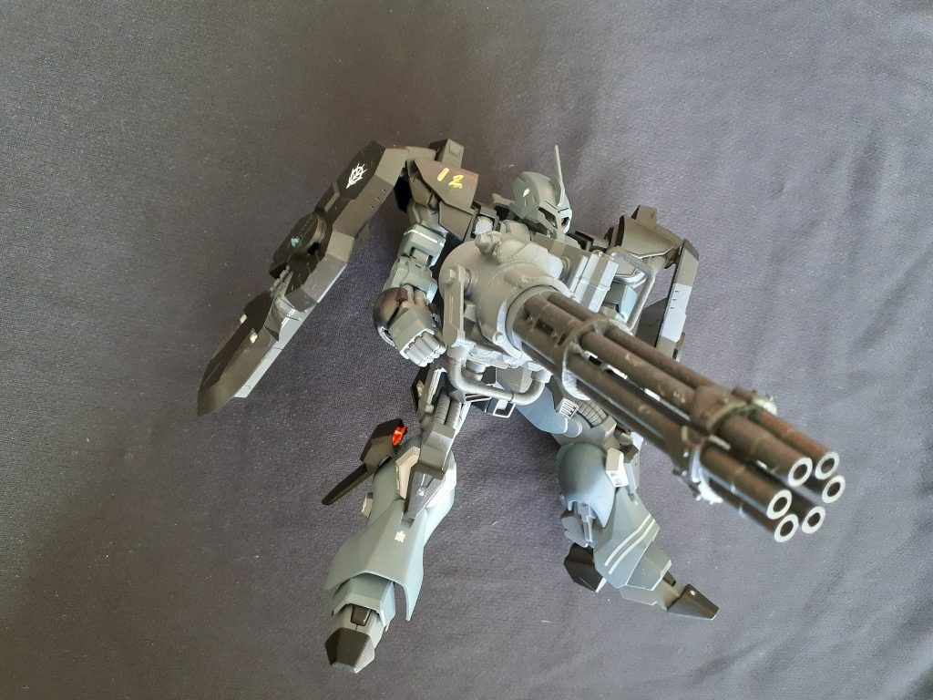 メガガトリング。コトブキヤの大きいやつですが、腕が長いので容易に保持できます。