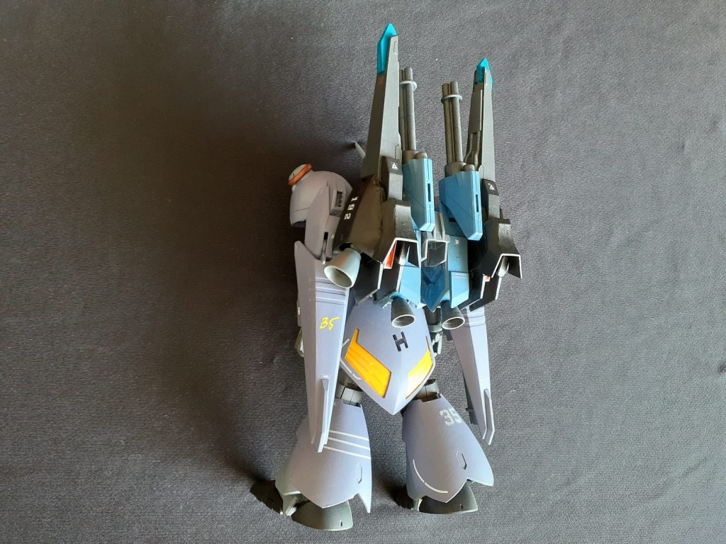 背面はシルヴァバレト他のパーツで改修。バーニアてんこ盛りで重武装でも機動力をKEEP?