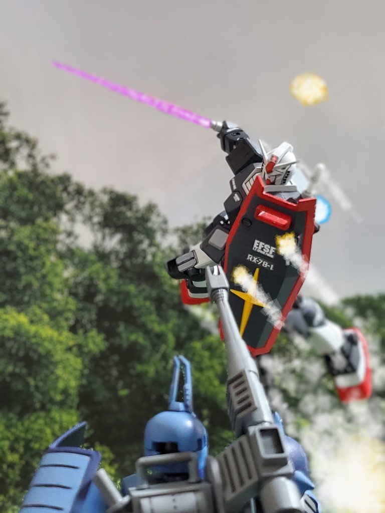 しかし❗『黒い角付き』は激しい爆風の中から姿を現す~😱💦あれだけの砲弾を浴びながらも損傷は軽微😓連邦のMSは驚異的な装甲を誇るようだ❕そしてザクをはるかに上回る機動性でイアン中尉のザクキャノンの頭上に迫る~😵🌀