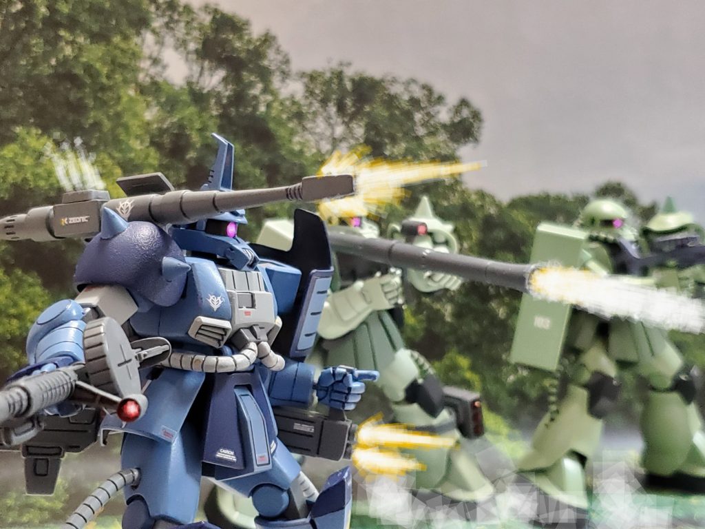 『黒い角付き』の性能に危機感を感じたイアン中尉は部下たちに一斉攻撃を指示❕集中砲火を浴びせる~👊✨無数の砲弾が襲い『黒い角付き』は瞬く間に爆風に包まれる🎵この攻撃には一溜りもないだろうとほくそ笑むイアン中尉~🤭✨