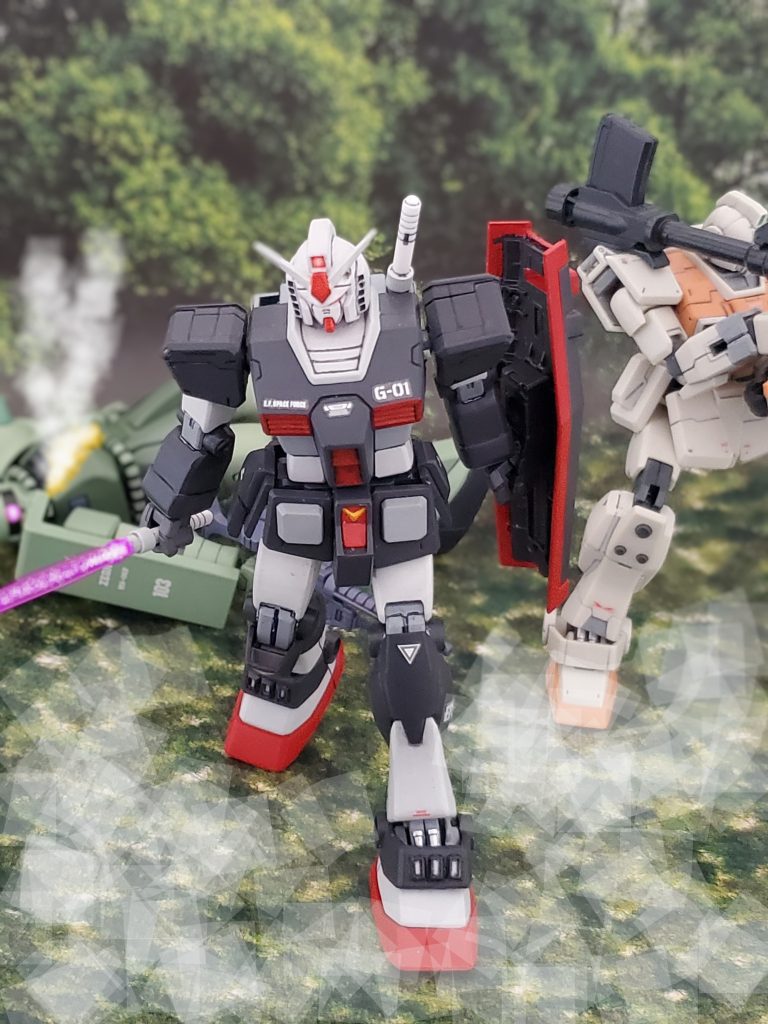 戦線で優勢を保つイアン中尉指揮するMS部隊であったが、突如防衛ラインの一部が崩壊😱戦闘エリアへ急行するイアン中尉の眼前に、ジオン部隊を食い破るように進軍する見慣れない連邦軍MSが現れる❗これは最近北米戦線で噂されている『黒い角付き』❕そしてイアン中尉らの前でいとも簡単にザクを撃破してみせる😵💦性能が桁違いの『化け物』と認識したイアン中尉は即座に自部隊を集結させる👉️✨