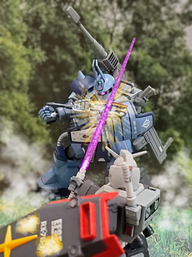 こいつをくい止めなければ部隊が全滅する❗そう感じたイアン中尉は化け物のような『黒い角付き』の攻撃を受け止め1人で対峙⚔️✨さすがは北米戦線のエースの1人イアン・グレーデン中尉🎶ヒートホークでビームサーベルを受け止める⚡️