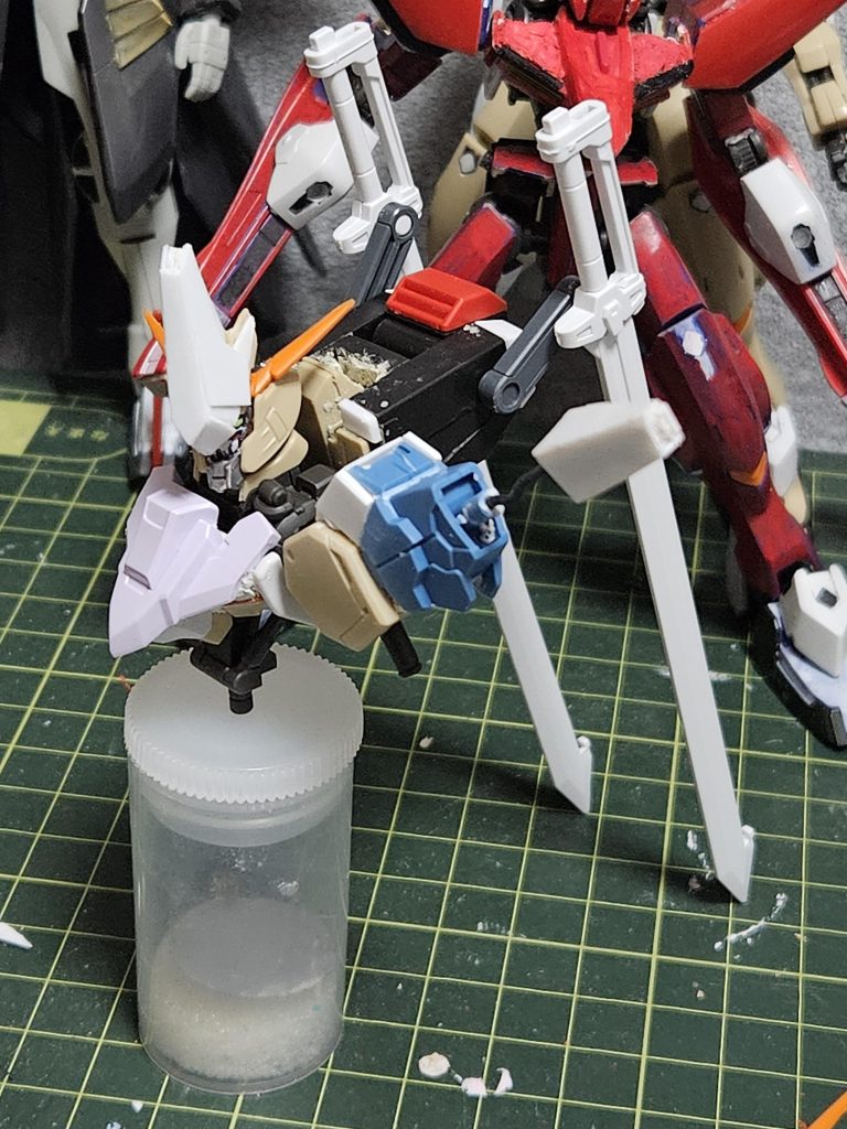 今回プラ板で頭の変形、肩のジョイントを組み合わせての射出機構など自作。