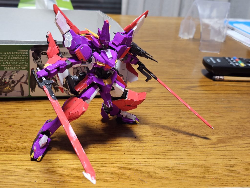 塗装初回段階。白と赤の組み合わせに迷走した結果１枚目の黄色と一部に緑を追加しました