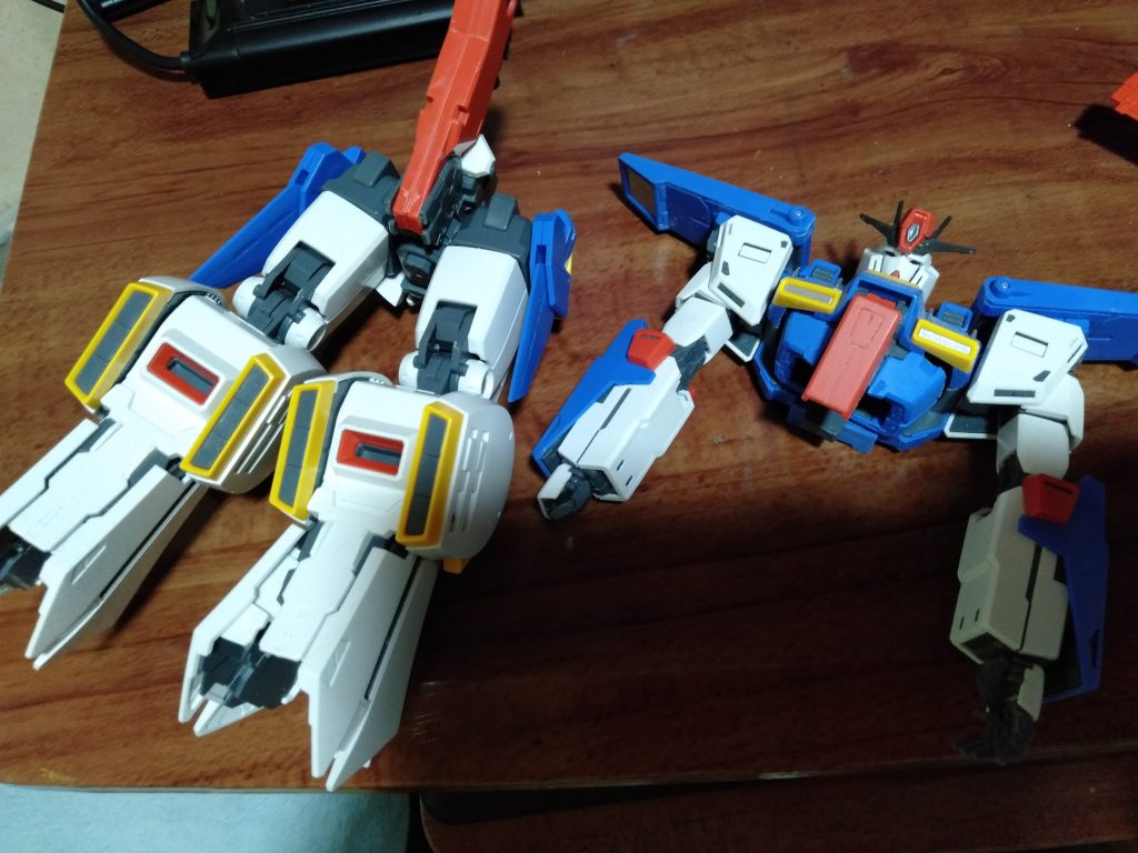 で、コレがまた別にバックパックが欲しいために、ヤフオクかメルカリかで、購入したジャンク品のZZガンダムです。引き続き”ノーマル”ZZガンダムも製作し始めましたので、せっかくだから足らない部分だけを旧キットから流用したりし、量産型ZZガンダムへ製作して完成させる予定です。頭部は”イフリート型”に改造する予定だったＦＡＺＺのを付けてますが、他意は無いですｗｗｗ