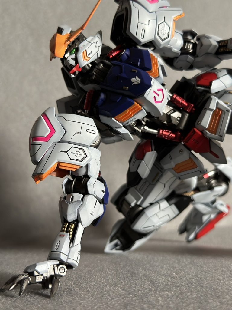 今更と思われる方もいらっしゃると思いますがガンプラ初心者は感動でしたMGバルバトス「すげーすげー」と言いながら組立ましたｗMGバルバトスルプスはさらに可動するんでしょ?発売が待ち遠しいです、手に入らないとは思いますが・・・みなさん期待しましょう。 