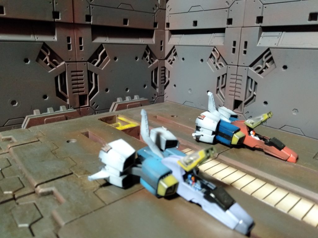 なんちゃって、ルー・ルカ専用コアファイターｗｗｗ　　パイロットスーツと髪の色からの想像で塗装しました。奥は”ジュドー・アーシタ”機乗機として、塗装してますよ？ちゃんと。コレはデカールを悩んでた時に、写しましたｗｗｗ。