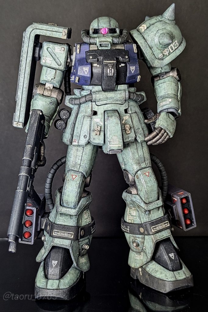 塗料は水性ホビーカラー、セイラマスオさんカラーのモスグリーンをメインに使用しました。セイラマスオさんのシリーズは好みの色で、最近は中毒といっても言いくらいに使っている印象があります。本当に良いです。色のチョイスについてもうひとつ言うと、今回から「明度差」なるものを意識しています。デザインの観点で、明度の差があるところに視線がいくという話を聞き、今回のザクは顔を含めた上半身に目がいくように意識して塗装しています。上手くいっているといいですね(笑)