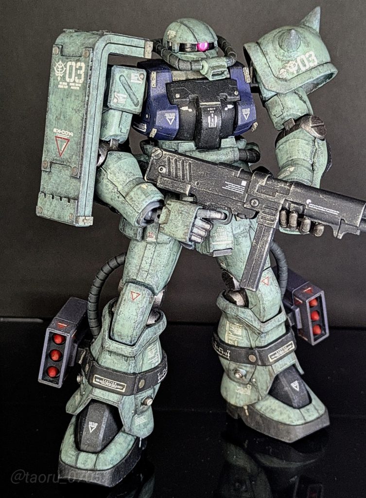 スジボリやプラ板貼り付け、ディテールアップ用の商品を使った加工もおこなっています。最後にウォッシングをしたおかげでメタルパーツがよく馴染み、いい意味で主張がなくなったと思います。今までは材質の違いを見せてなんぼと思っていましたが、場合によっては違うようです。中でもシールドのディテールアップは結構頑張りました。ディテールパンチで抜いたプラ板と重ねて、積層構造になっているのは良いですよね。堅そうに見える。