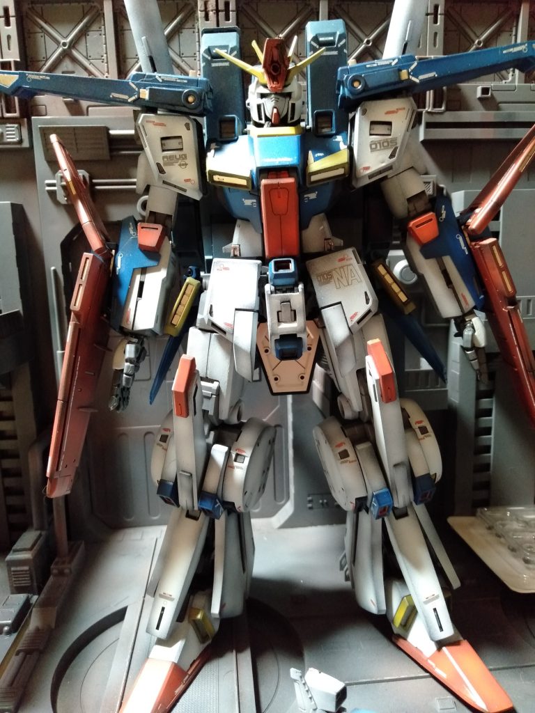 正直今回は、「デカール・・・止めっか？」と悩んだくらいに、200近い多さに、ウンザリでした。フルアーマーのパーツも「脱着してたら、デカール剥がれそうやん‼( ﾉД`)ｼｸｼｸ…」と、ですので保管する時以外は、外したままにしそうですね？。ああ、そうそう。　　ちゃんと首のケーブルを付けてますよ？、KITでは何故か”ZZガンダムったら、クビにケーブル”が当たり前なのに無いんだよねぇ・・・いいかげんだよなぁ。