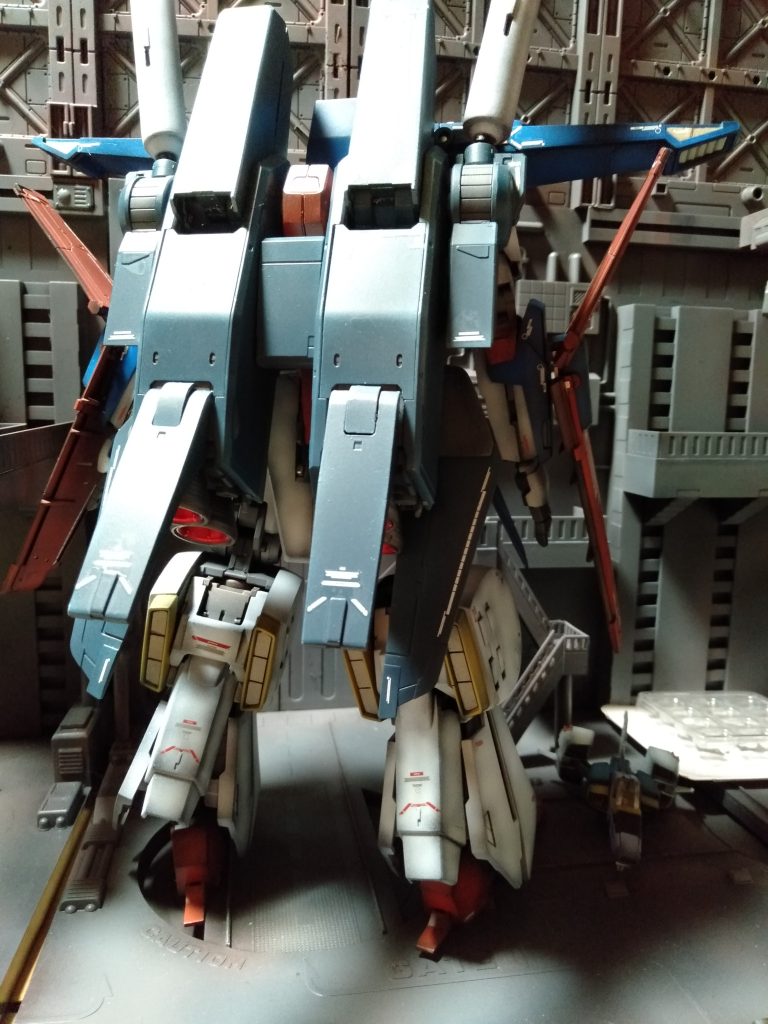 バックパックのスライダーは、裏打ちに”エバーグリーン”製のスリットプラバンを張り付けてます、判りにくいけどね？