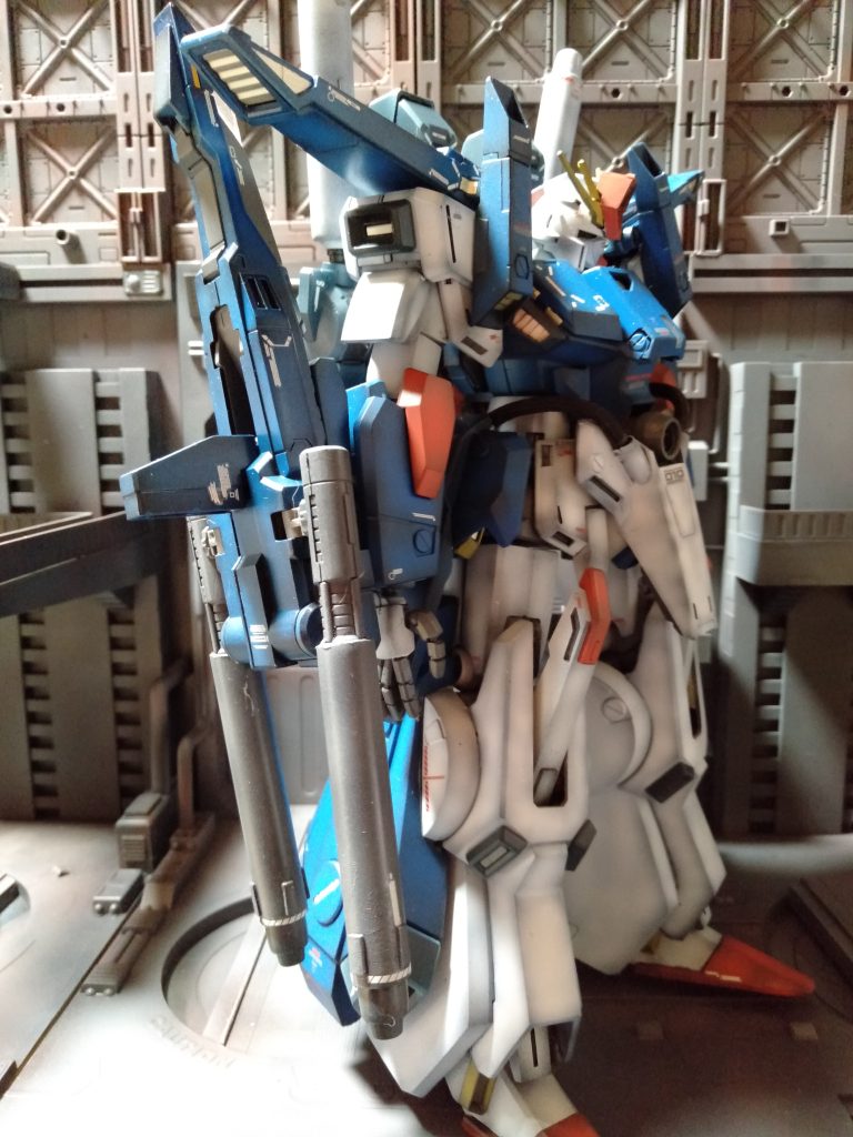 ビームライフルのバレルも、太くしてます。カラーなんですが実はアーマーの白と本体の白は別もんです、写真だと分かりませんが本体には”ブルーホワイト”というガイア・ノーツのダグラムカラー”で、TVのような青緑なんですよ！アーマーは普通のホワイト。