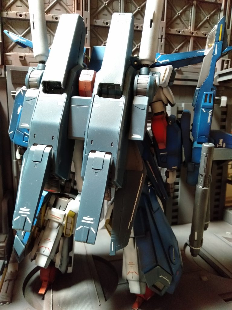 そうそう最後に、ちゃんと”イーノ・アッバーブ”は乗ってます、ビームライフルにｗ「イーノなんでそんなとこ乗ってんのッ⁉」ってやつです、ハイｗｗｗ