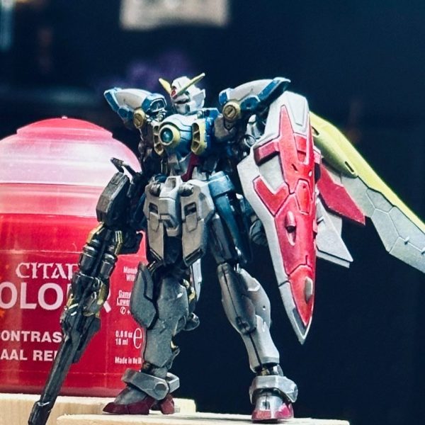 CITADEL「BAAL RED」でシールドとか靴の赤をリタッチしましたくまどりも入れました（写真には写ってないけど）窓あけたらネコがこっち見てた