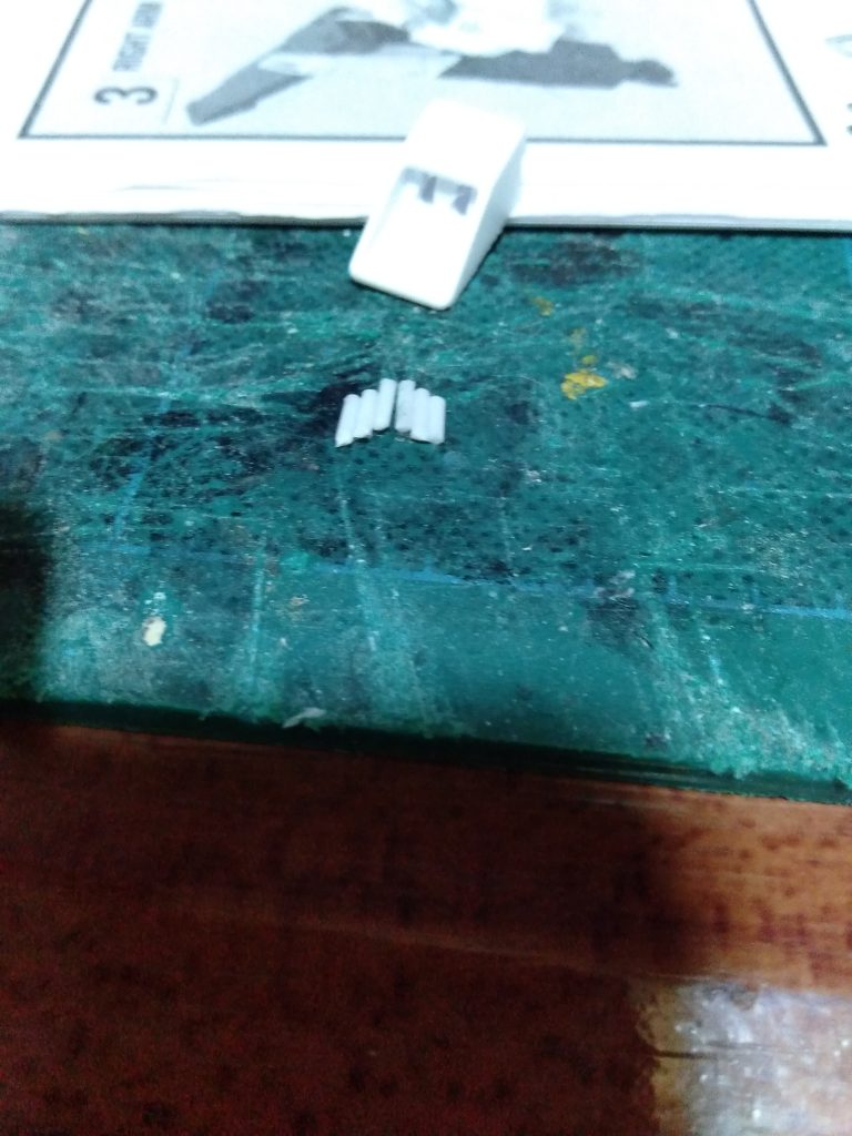 肩部6連装スプレー・ミサイル・ランチャーの箇所は気になったので、小改造します。っても1mmのプラ棒でミサイルの弾頭を製作しただけですがｗ。まぁ他のミサイル・ベイにはミサイルの造形物が付いてるのに、ココに無いのは如何なものかと、以前のMGフルアーマーZZガンダムで製作後も、気になってたからしました。