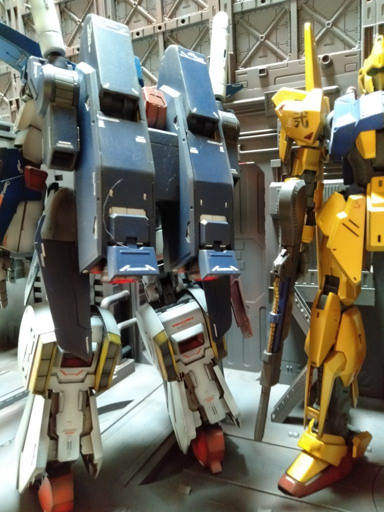 バックパックの塗装は、前投稿の”フルアーマー”よりも”宇宙線の由る変色”前の濃い紺色という感じで、”ティターンズ・ブルー(2)”で塗装しました。
