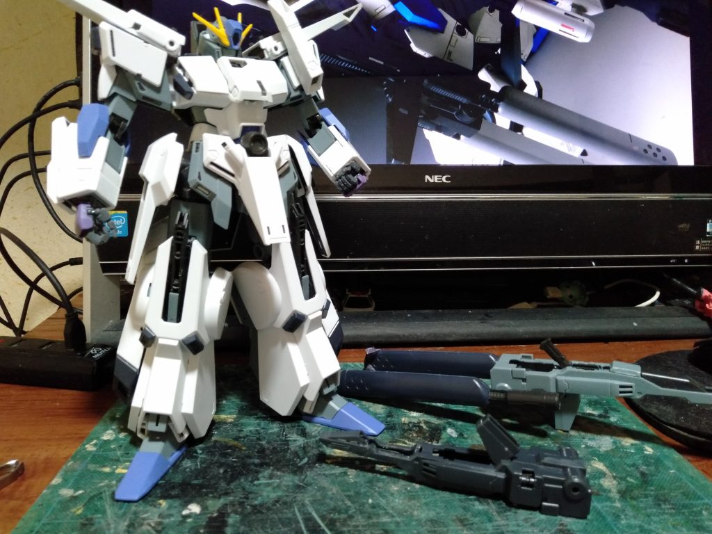 とりあえず、本体だけの表面処理が終わったので、改造を始めます。手元にある方ならお判りでしょうけど、ビームライフルの本体カバーだけ、色違いで余ります。表面処理やアライメント中に、頭ン中に浮かんだので実行します、というのは完品状態のビームライフルは装着用で無く、装備用に製作する！で、余り物を使い装着型に改造をするという事です。まぁ大まかには足らない箇所などは、部品センターより注文できるのは取り寄せて、無い部品はプラバン等でスクラッチすると方針を掲げますｗ。砲身などは、前々回投稿作品の”ＭＧ フルアーマーガンダム、FAZZ改造”より余ったのを使います。余談ですが製作中に右足首のダクト部分が紛失？してるのが判明したので、コレも部品センターから”ZZガンダムVer.ka”用から注文します。FAZZの部品は在庫切れなんでね？。手首はまた”モーションマニュピレター ドムVer2.0？用”からの流用しました、表情付けしやすいんでね？