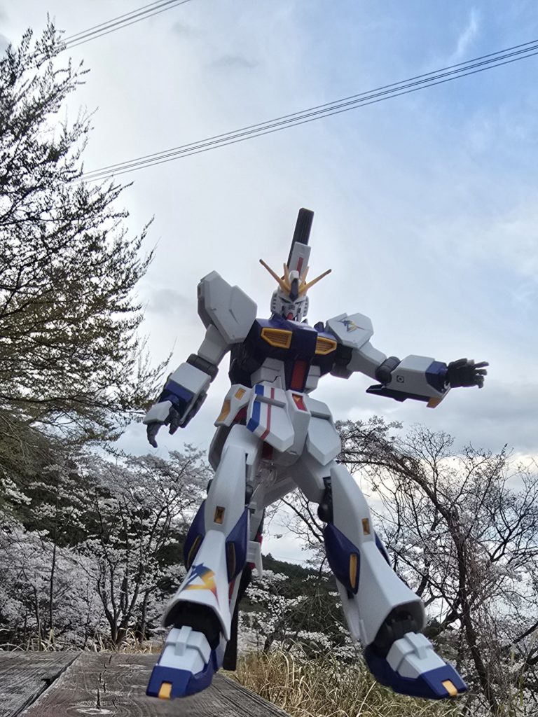 「GQuuuuuuX完走おめでとう&お疲れ様でした!最高に面白かったです!」とガンダムが言っている。ファーストを未視聴だったのですが、ホントに良かったです!逆に知らないから純粋な気持ちで観れたのかも。ファーストを観ようと思いましだが...最新のを視聴直後だと、作画が気になって集中できない笑でも、ホントにオマージュがすごい。ファースト世代の賛否が分かれる理由が分かる気がします。私は楽しめましたけどね笑