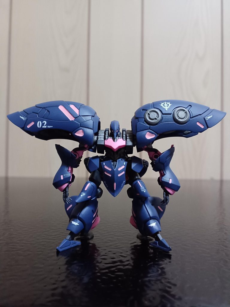 正面から。以前にティターンズ鹵獲カラーのZガンダムを制作した際に、使用した塗料が良い色味だったので、こちらの作品でも使用しました(zaku-kao5)個人的には狙った色味になって満足です‼️