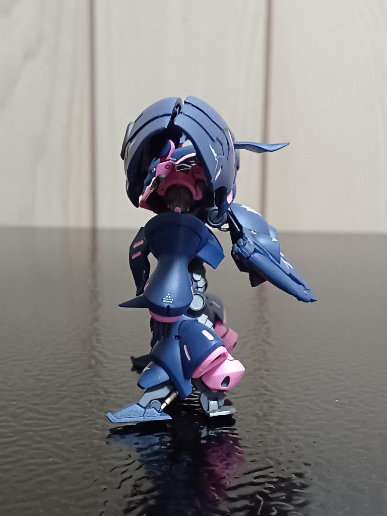 左サイドから。そう言えば、ガンスタさんに投稿されているキュベレイの作品で、バインダーの角度を変えているモデラーさんがいらっしゃいますよね❔あれカッコいいんだよなぁ~。自分は恐らく軸をへし折る未来が見えているので、ちょっと遠慮してます(笑)キュベレイ、まだあるんですけど貴重だから思いきったことができんのです(zaku-kao9)