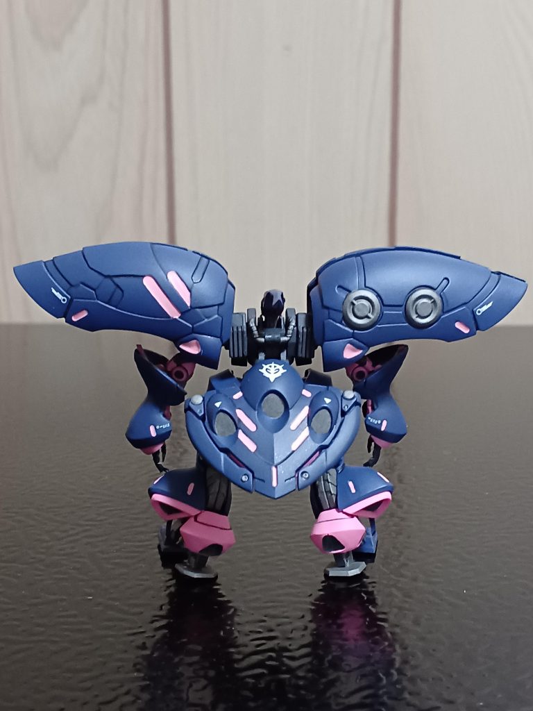 バックから。やっぱり、このファンネルコンテナが特徴的ですよね‼️結構おもいきったアレンジですけど、個人的に物凄く好みのデザインですね(zaku-kao5)