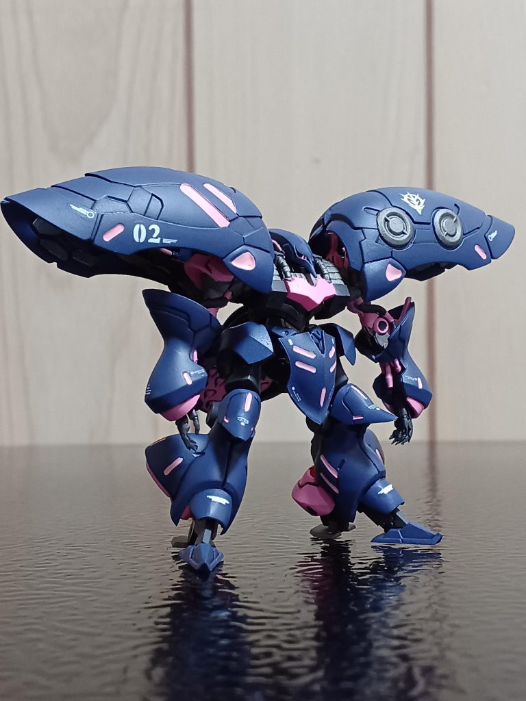 斜めから。なんか、気のせいなのか個体差なのか目元のディティールの深さが左右で違う気がするんですよねぇ~。なので、左右対称に目を描き込むのが難しいんですよね(zaku-kao4)正面から見るとズレちゃう(笑)