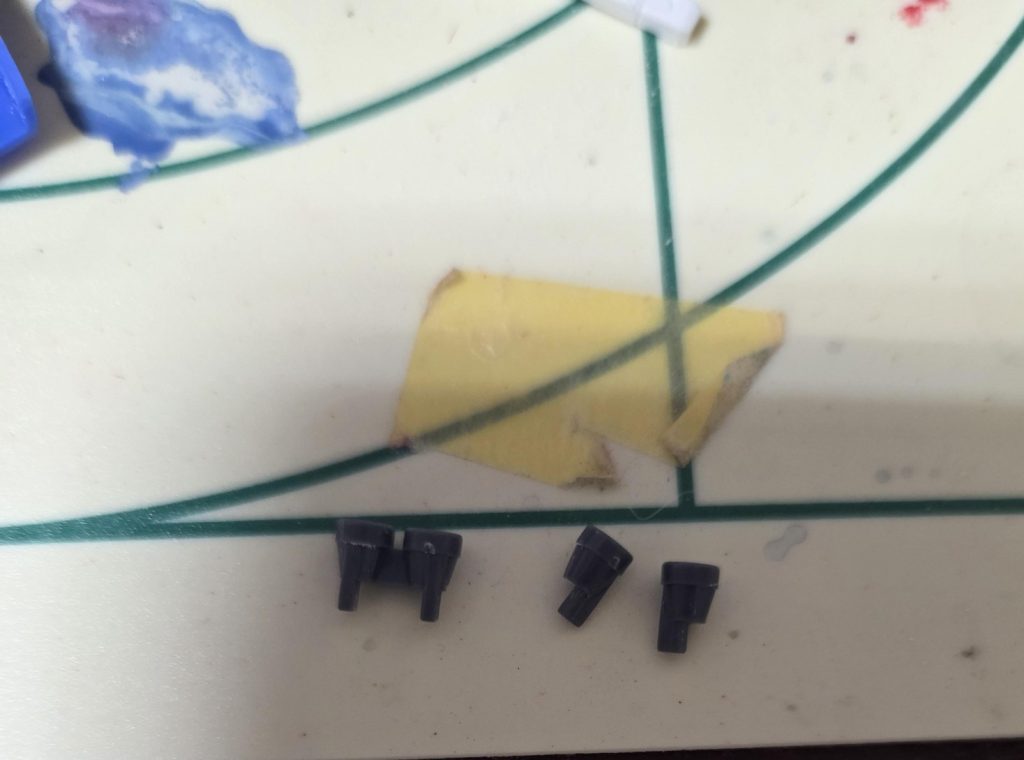 アームカバー内のブースターも2個が繋がった状態だったので切り離して接着しました。