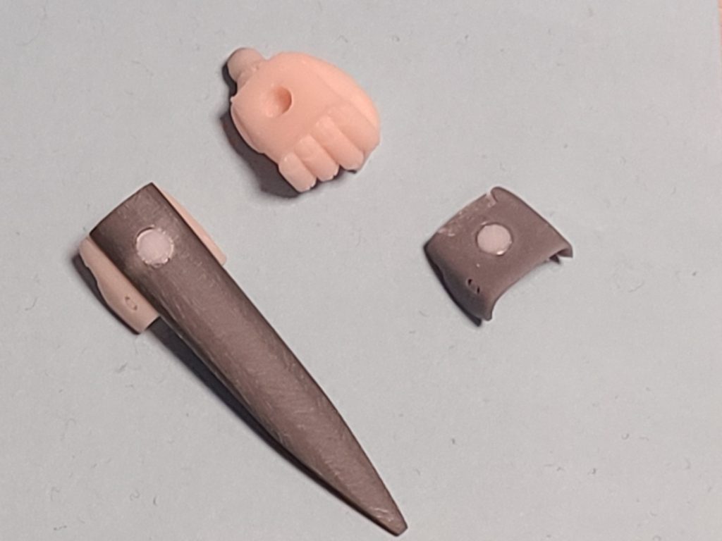 ハンドカッターは、握り手の手甲パーツの交換で再現するようにしています。