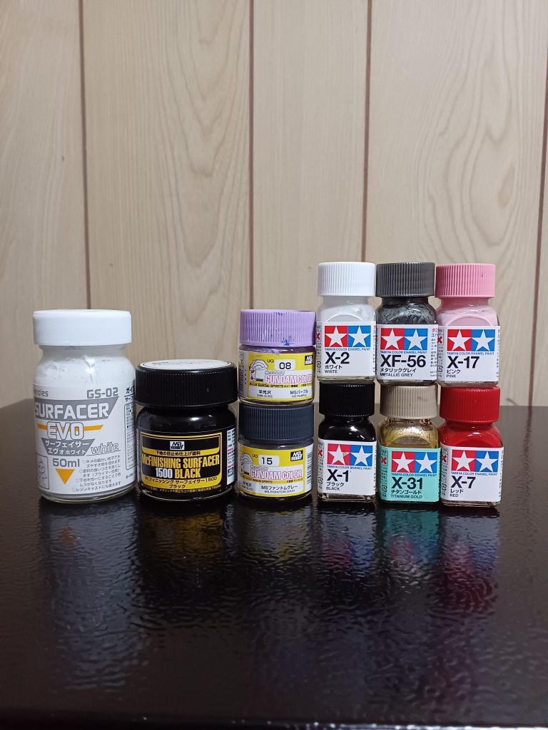 塗料です(zaku-kao5)黒いとは言え、サフブラックは流石に黒すぎたと感じたのですがディティールに塗り分けで色を乗せていって、仕上げました‼️個人的には、そこそこ良くなったと思います。黒は工夫が必要かもですね(zaku-kao1)