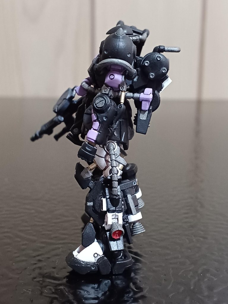 左サイドから。脚とバックパックの動力パイプが折れそうで怖かったですね(笑)左肩に星のマークを筆で描き込もうと思ったのですが、諦めました(zaku-kao4)