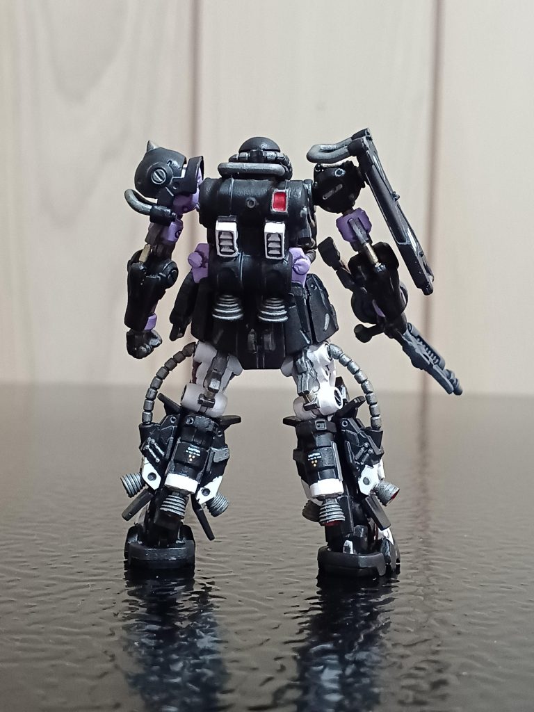 バックから。バックパックと脚は塗り分けが多くて大変でした(zaku-kao4)細かいので、マスキング難易度が高かったように感じましたね~。