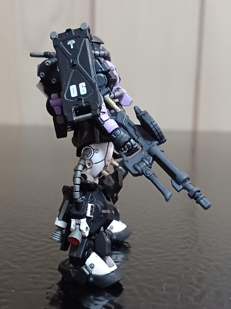 右サイドから。本当は、黒い三連星のエンブレムとマークを施したかったのですが、このサイズのデカールは無さそうですし、筆塗りは厳しそうだったのでナンバーとコーションマークで軽めにしました(zaku-kao4)