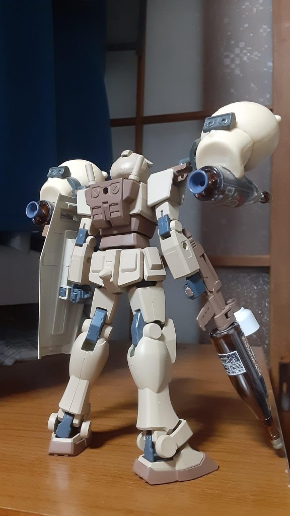 パイセンファンネル(ビット)にはザクのバックパック、一升瓶にはバーニアが付いていて高速で相手に追い付きます!