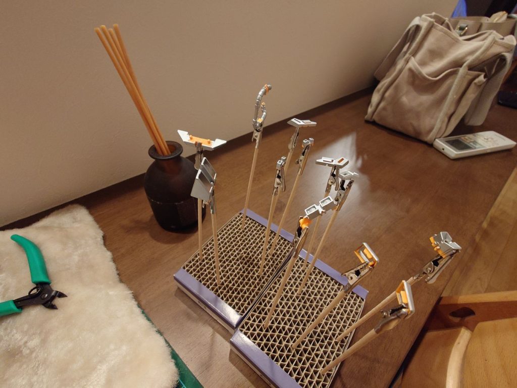 黄色部分は一旦シルバーを塗ってからクリアイエローを塗ってゴールドっぽくしました。