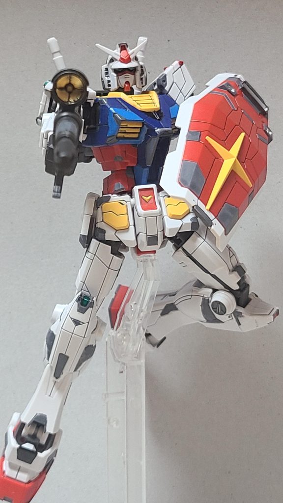 そしてビームライフルを構えての一枚。そういえば薄灰色のガンダムマーカーってあったりするんですかね……?あるならもっと超合金の配色再現出来ると思うんですけど…