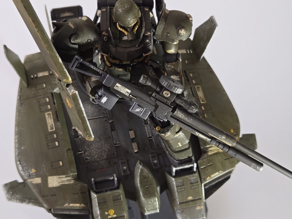 続いては先述のツイン・スナイパー・ライフル。当機体のための専用設計で、名前の通りビーム砲と実弾砲の2門が搭載されている。実弾は、ザクマシンガンのマガジンを改造した専用弾頭を使用する。スコープは一応搭載されているが、無線映像共有システムによって、コックピットのモニターに直接スコープ内の映像が投影される。この技術は、当機専用に開発された技術で、この機体の強みでもある。