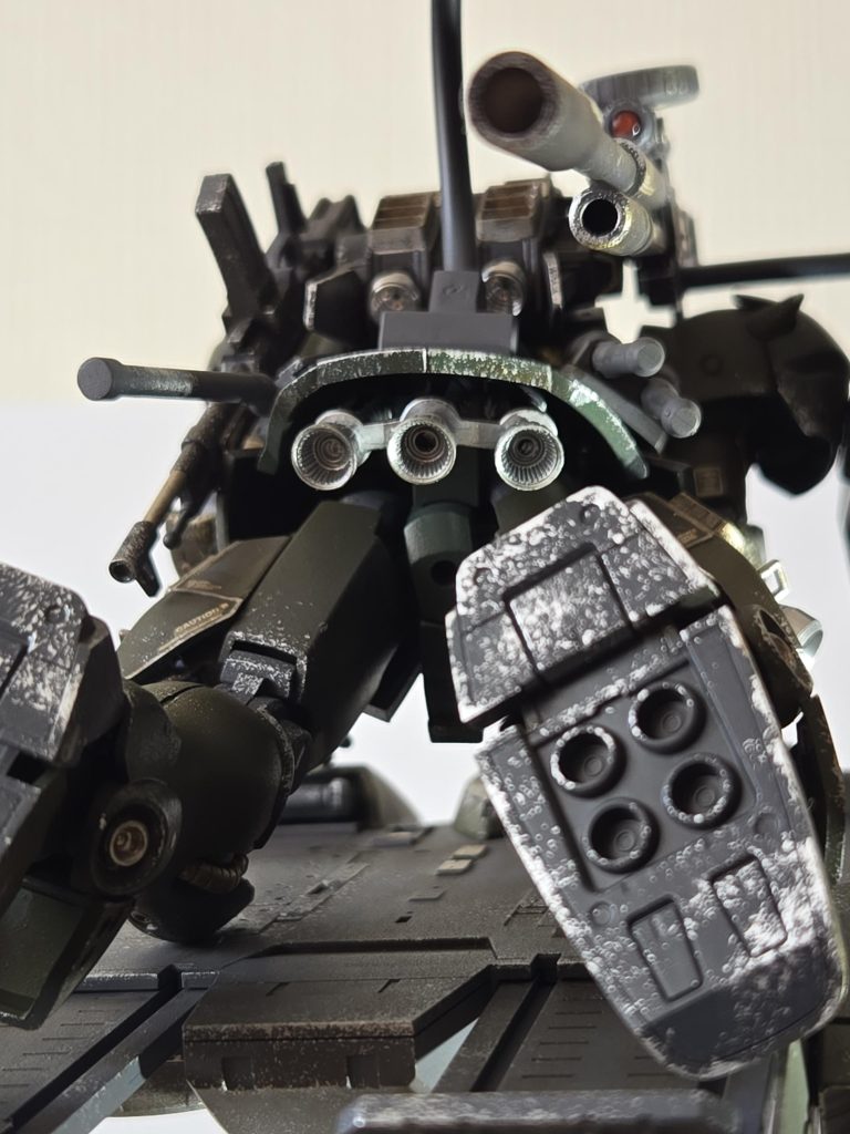 バックショット。メンテナンス作業簡略化のため落成時搭載されていたバックパックは撤去され、高機動型ザクのバックパックを改造して専用のものを搭載されている。これに伴い出力が若干落ちるため、出力増強のためにスカート内部に3連スラスターが設置されている。部品は解体されたゲルググのものを再利用。また、スナイパーライフル(詳細は後述)のエネルギー供給源は本体動力である。バックパックが交換された理由の1つでもあるが、交換された改造バックパックは核融合炉が2基積載されており、1基が武装系優先となっている。そのため、連続使用でも機体稼働時間への影響はない。