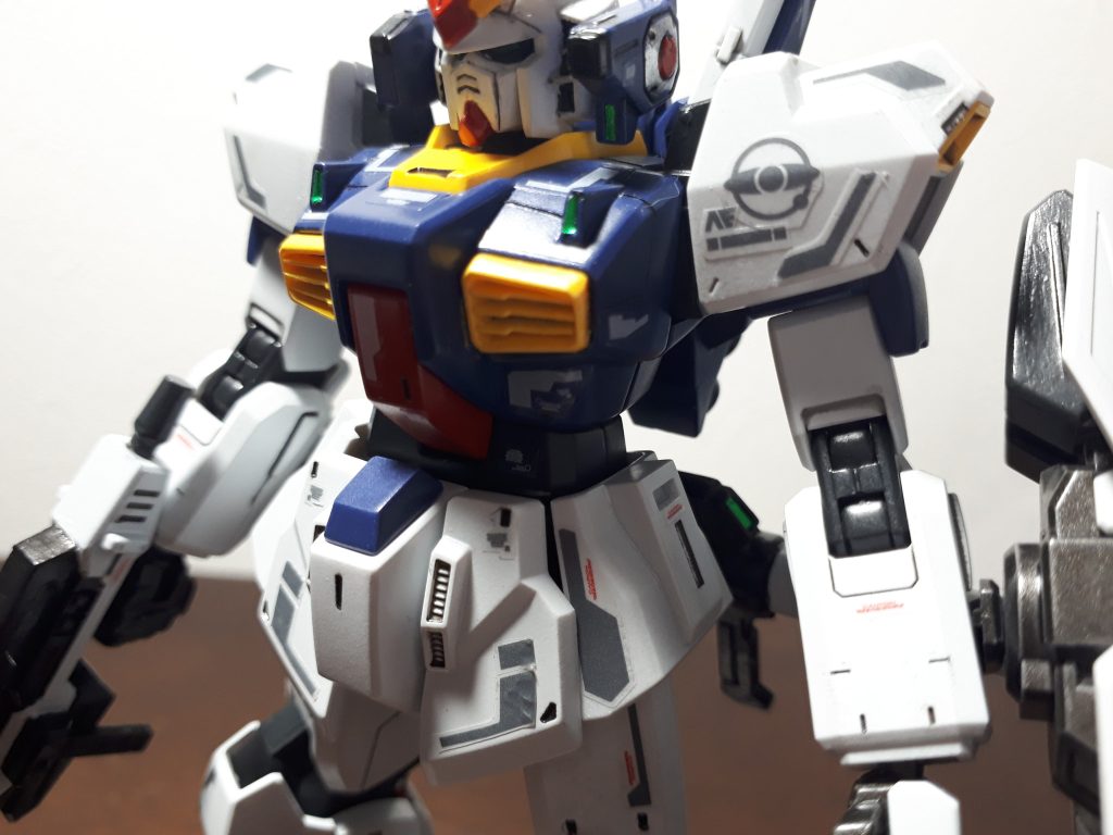 顔のマスクを好みに整形。バルカンポッド?のアンテナを真鍮化。胸ダクトをくり貫いて、プラ板で作成。ちょっとだけこだわったせいか、墨入れ忘れ💦