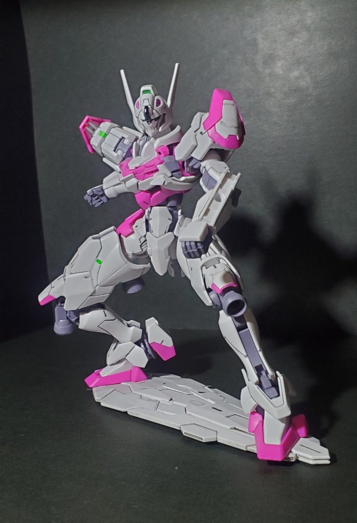 「最近のプラモはこんなに動くの!?」「フォルムも新しいなぁ」20年くらい触ってなかったのでホント感動ですよ。とりあえずシールド大きいから乗せてみたり… あｯ!