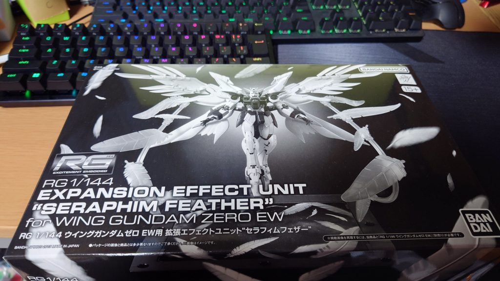 セラフィムフェザーの外箱 プレバンおなじみのモノクロ調のデザインでかっこいいです。