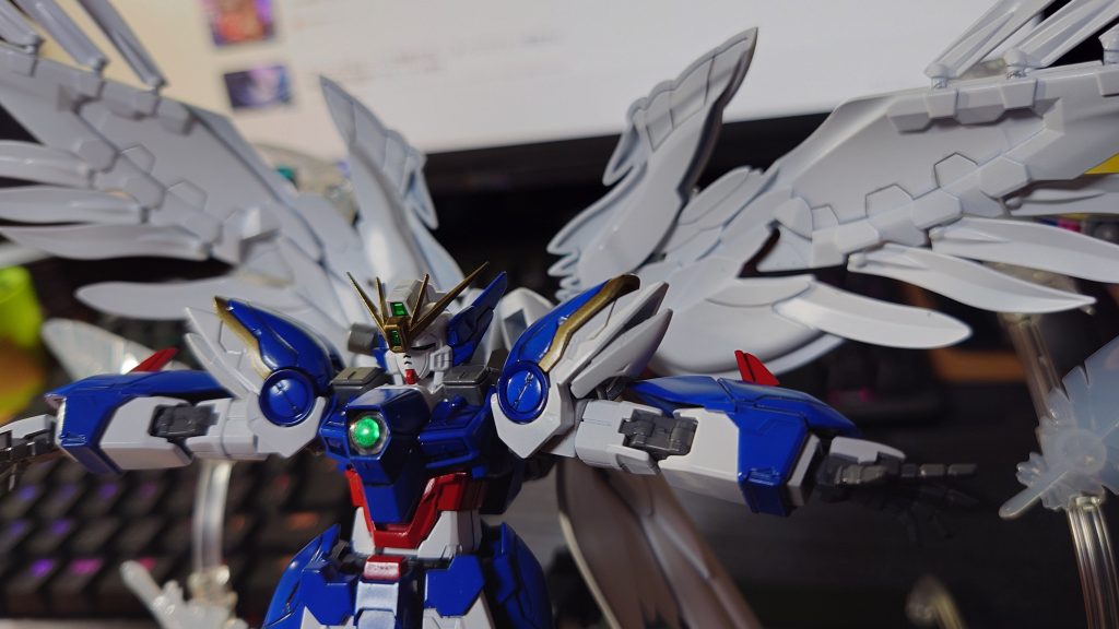 最後にいつものように使用した塗料を書いておきます。参考になれば幸いです。下地(全パーツ)ガイアノーツ - サーフェイサーエヴォブラック白  ガイアノーツ - EXホワイト薄灰 ガイアノーツ ー ニュートラルグレーⅠ濃灰 ガイアノーツ ー ニュートラルグレーⅣ青  フィニッシャーズ ー スーパーファインコバルト濃青 フィニッシャーズ ー ピュアブルー金  フィニッシャーズ ー 青金赤  フィニッシャーズ ー シルクレッド緑  クレオス ー メタリックイエローグリーン→EXクリアー+クリアーグリーン