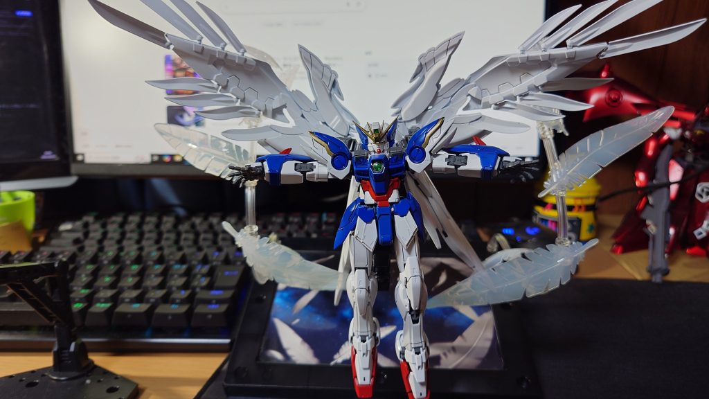 専用スタンドだけあって迫力は満点です。ポージングの技術が本当にほしい・・・素晴らしいキットなのにうまく飾れない・・・