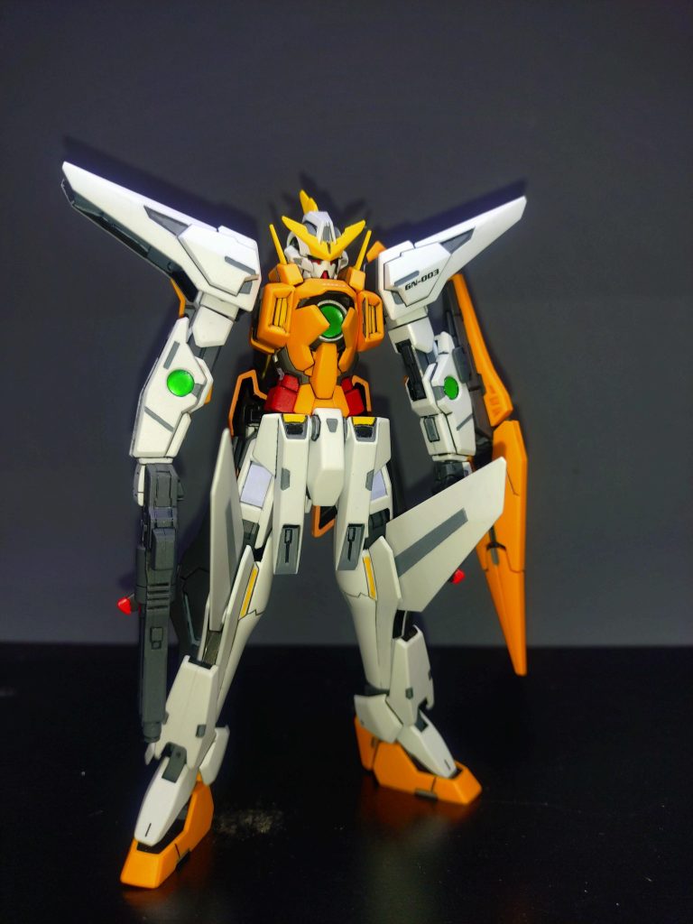 キュリオスは今回が初製作となってます。エクシアがゴツゴツした感じが無い人間的なフォルムに対してコチラは肩やら膝パーツがアクセントになってる気がする。