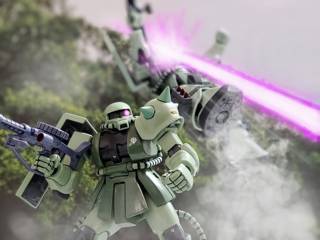 放たれたビームは頭部から胸部をえぐりながら1機のザクを吹き飛ばす~🤩✨突然起きた事態に混乱する残った2機のザク😵🌀💦