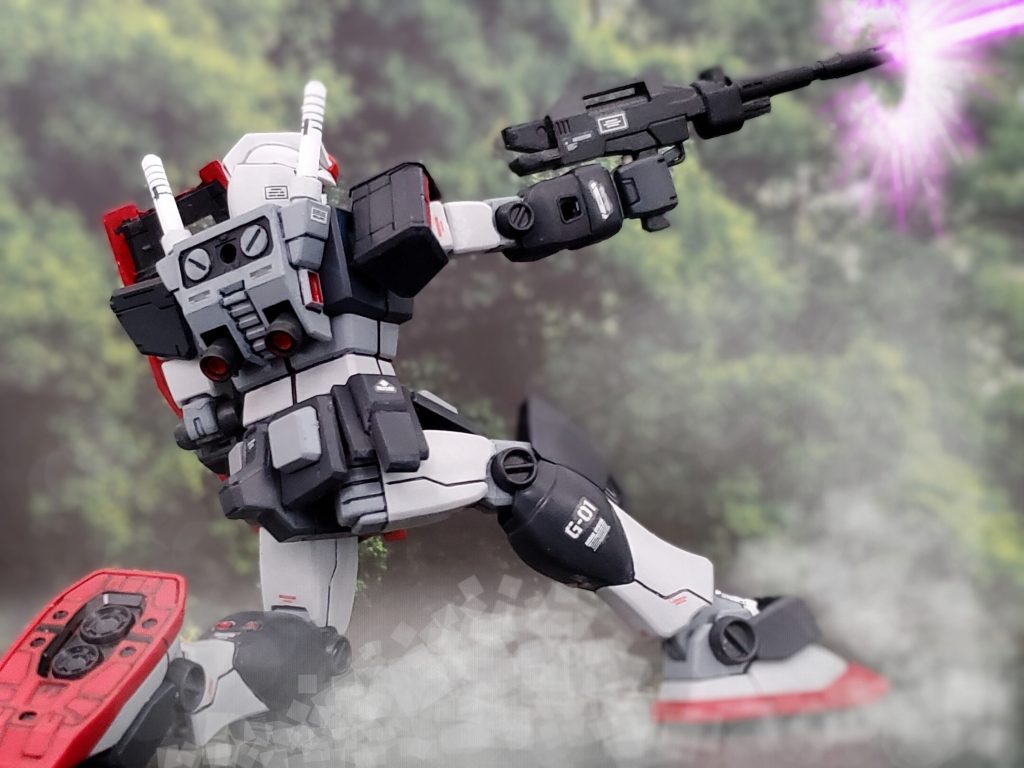 いよいよ実戦テストの開始である👊✨ファレル・イーハ中尉は開始の一撃として、標準装備であるビームライフルを放つ~✴️放たれたビームはザクに一直線~🎶