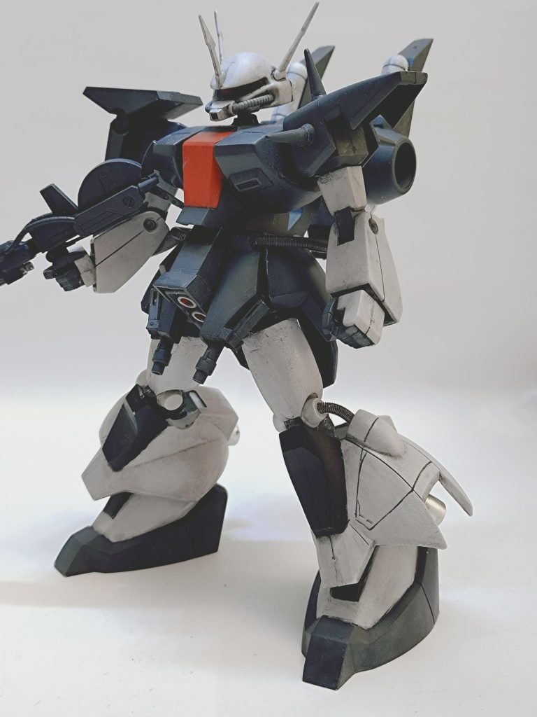 さて、こちらの旧キットザクⅢなのですが…可動範囲に関しては旧キット基準で中々優秀な部類だと思います。ただ、旧キットあるあるとして腰周りが完全に固定されているため、足回りの可動がかなり窮屈になってしまっています。