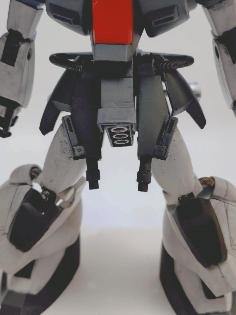 腰アーマーは左右をスプリング接続に、前側は軸接続で足の可動を妨げないように改修しました。そして前側のアーマーが動かせるということは…